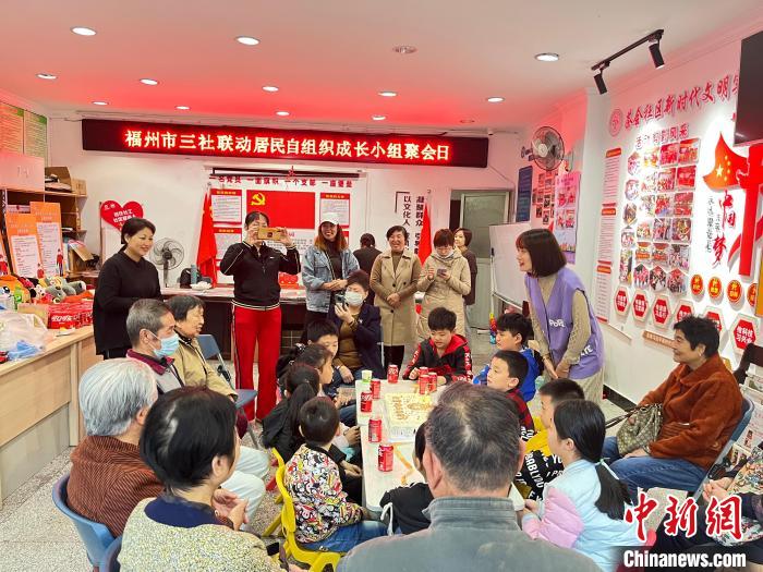 去年,福建省海外青年留学人生员协会的志愿者给村童妈妈聚乐部孩子上英文绘本课。 受访者供图 去年,福建省海外青年留学人生员协会的志愿者给村童妈妈聚乐部孩子上英文绘本课。 受访者供图