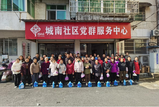永宁镇城南社区：“巧手展慧心  普法在行动”冬至活动